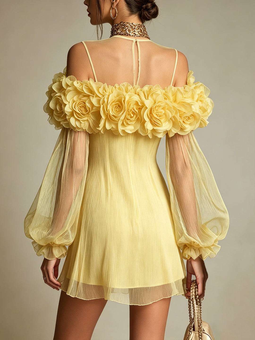 Liziana – Plissiertes Mini Kleid mit 3D-Blumen Verzierungen
