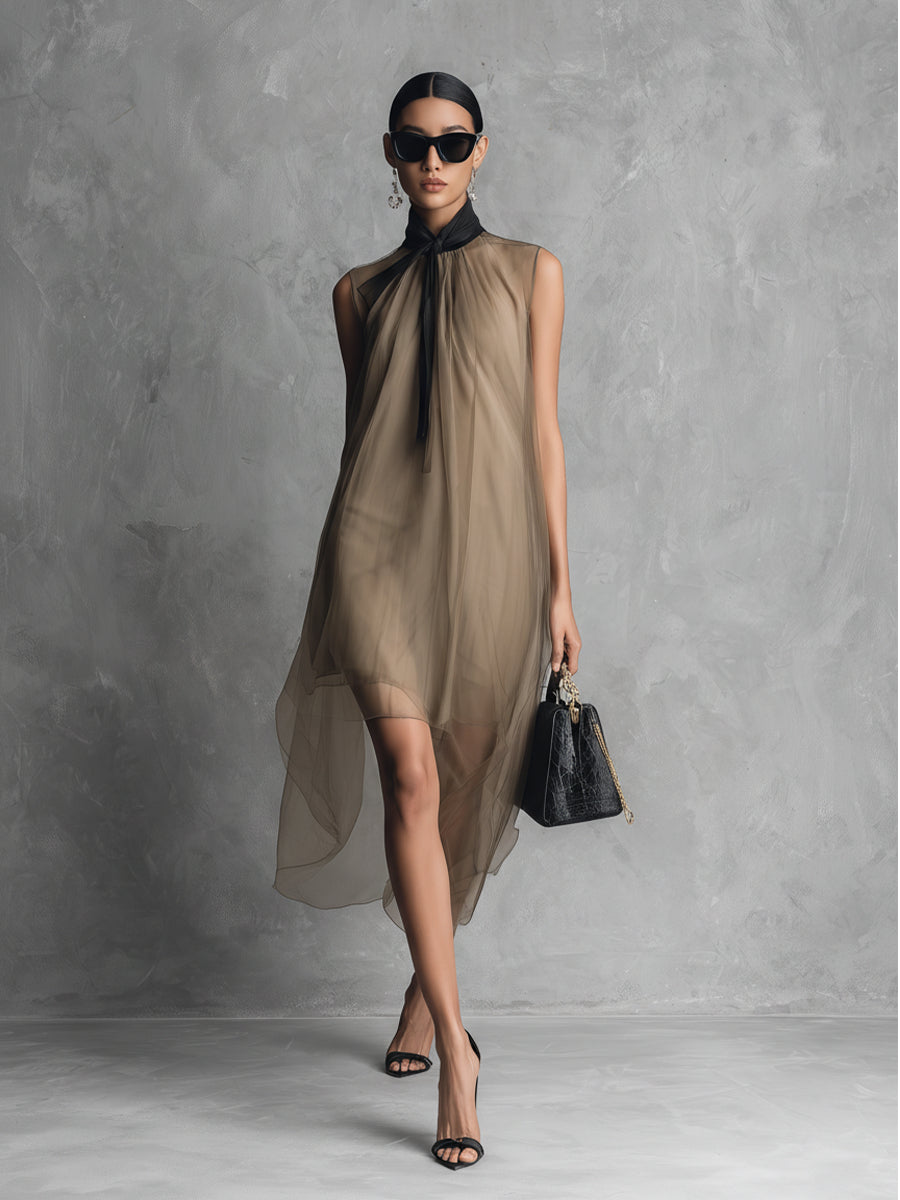 Yupha – Transparentes Midi-Kleid mit hohem Ausschnitt und asymmetrischem Schnitt
