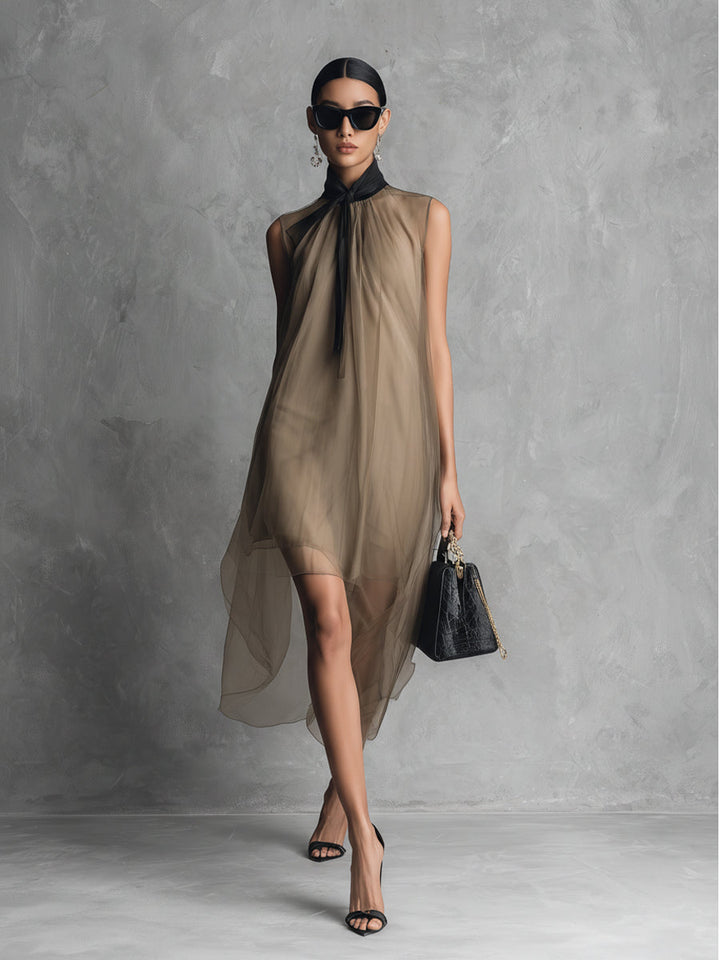 Yupha – Transparentes Midi-Kleid mit hohem Ausschnitt und asymmetrischem Schnitt