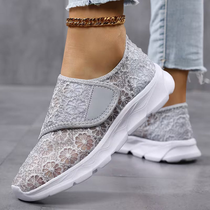 Sabyne – Sneaker Mit Blumenmuster Aus Spitze Und Klettverschluss