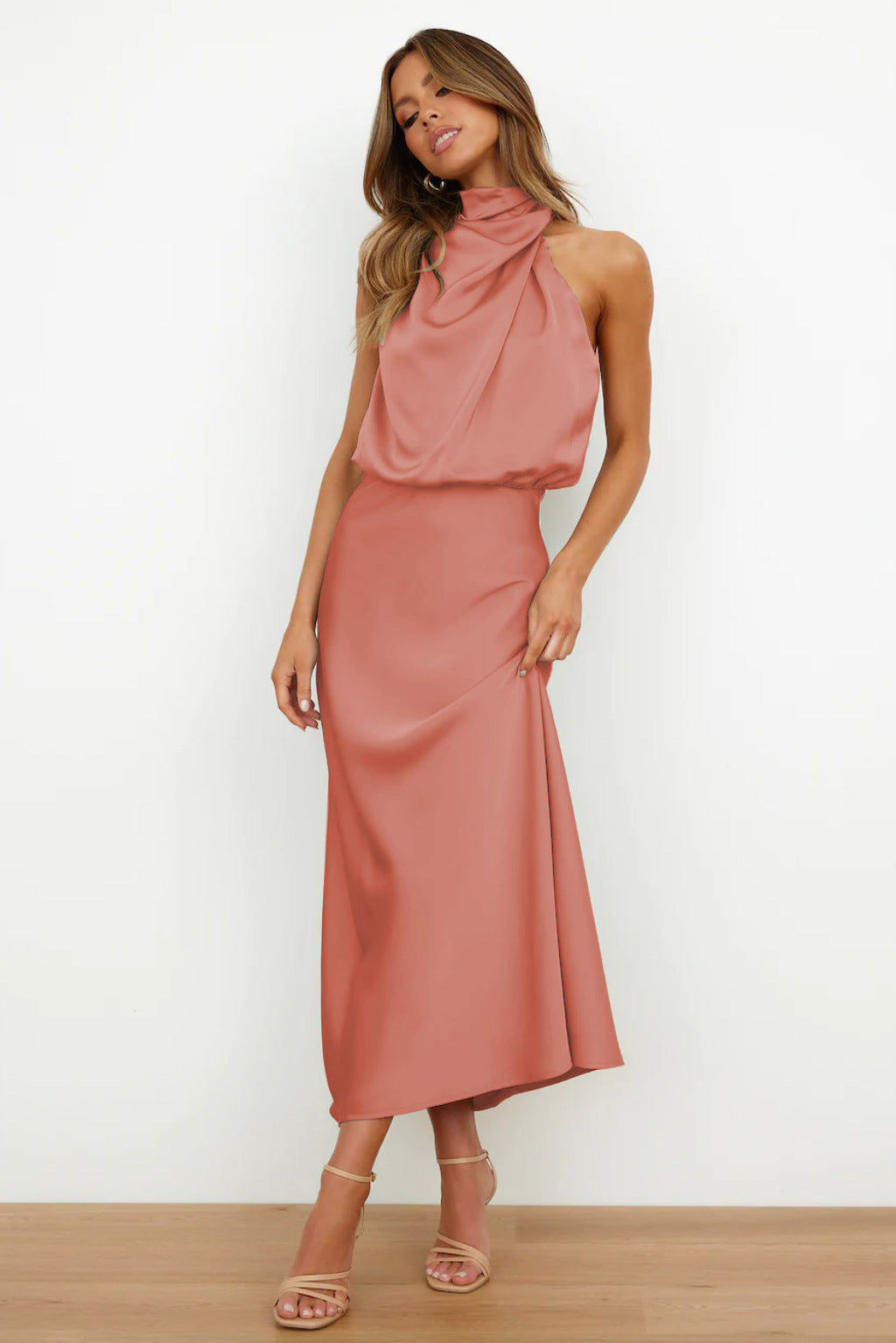 Justyna – Langes Kleid mit Neckholder-Ausschnitt