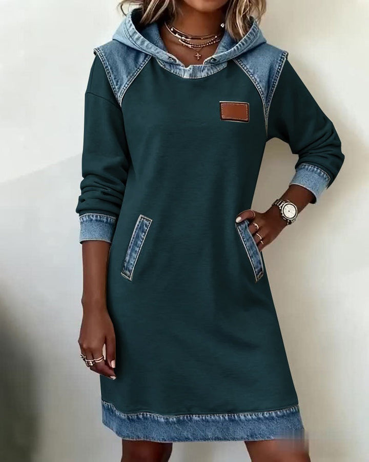 Viktoria – Lässiges Kleid Mit Kapuze und Denim Einsätzen