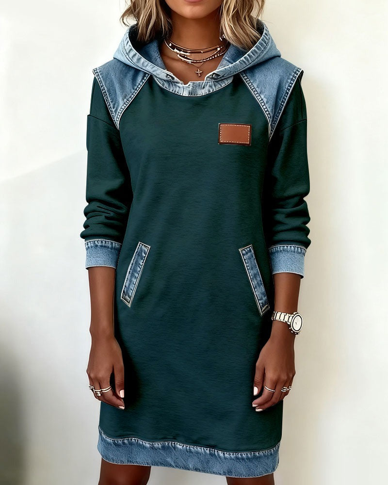 Viktoria – Lässiges Kleid Mit Kapuze und Denim Einsätzen