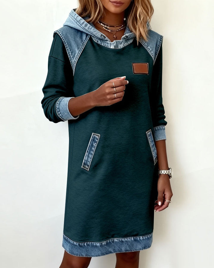 Viktoria – Lässiges Kleid Mit Kapuze und Denim Einsätzen