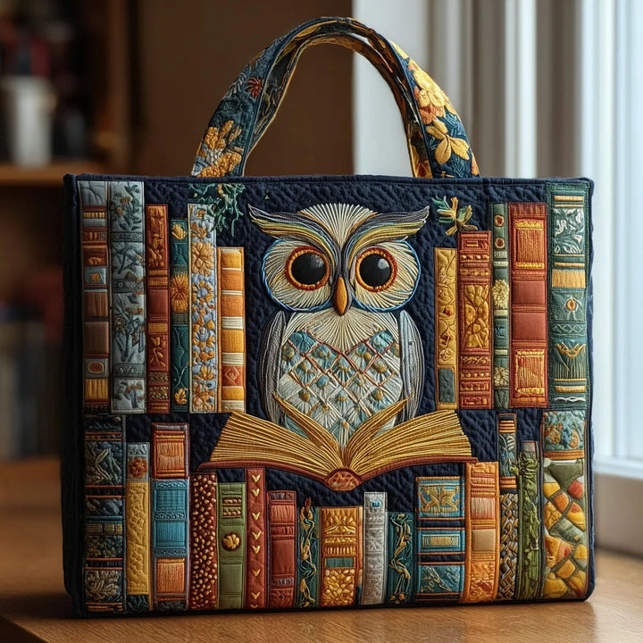 Tyliana – Gesteppte Tragetasche mit gestickter Eule und Bibliotheksmotiv