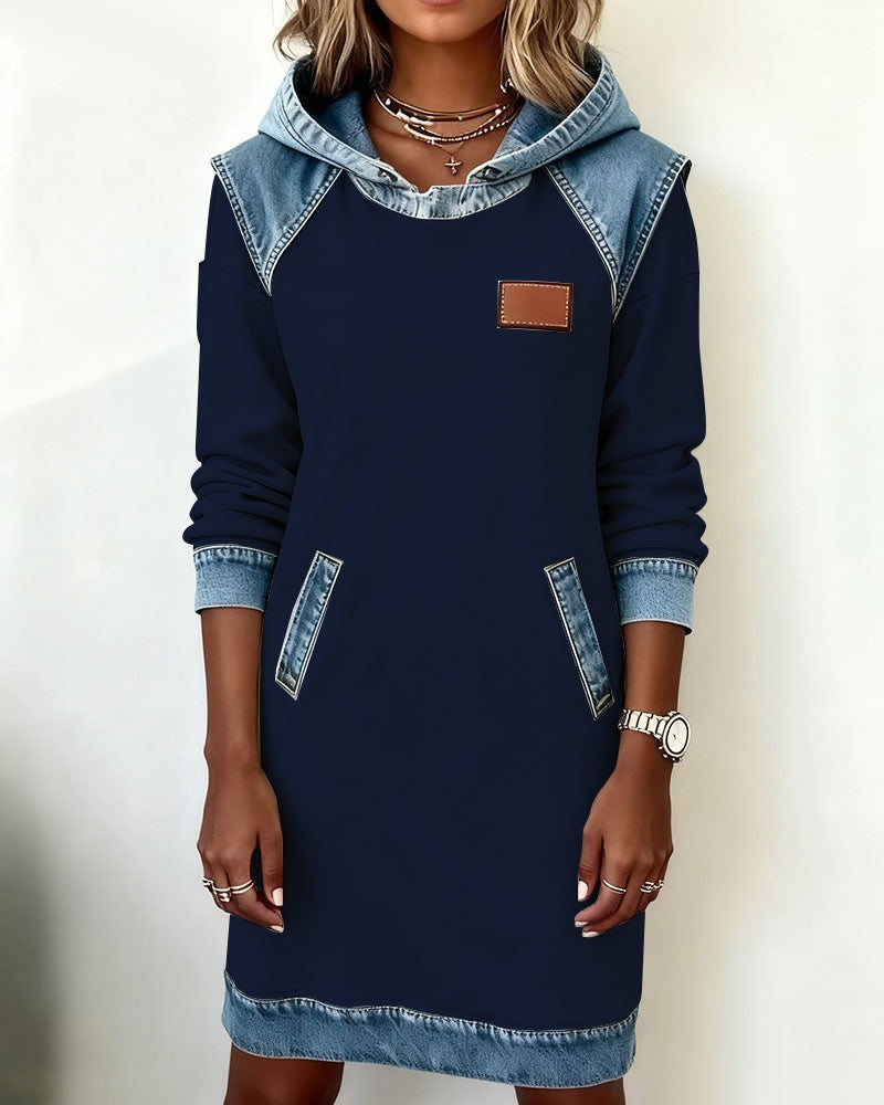 Viktoria – Lässiges Kleid Mit Kapuze und Denim Einsätzen