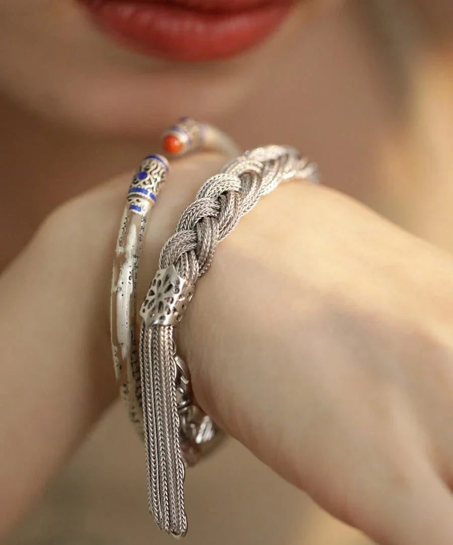 Mazie – Seidenarmband mit Silbernem Webmuster und Quaste