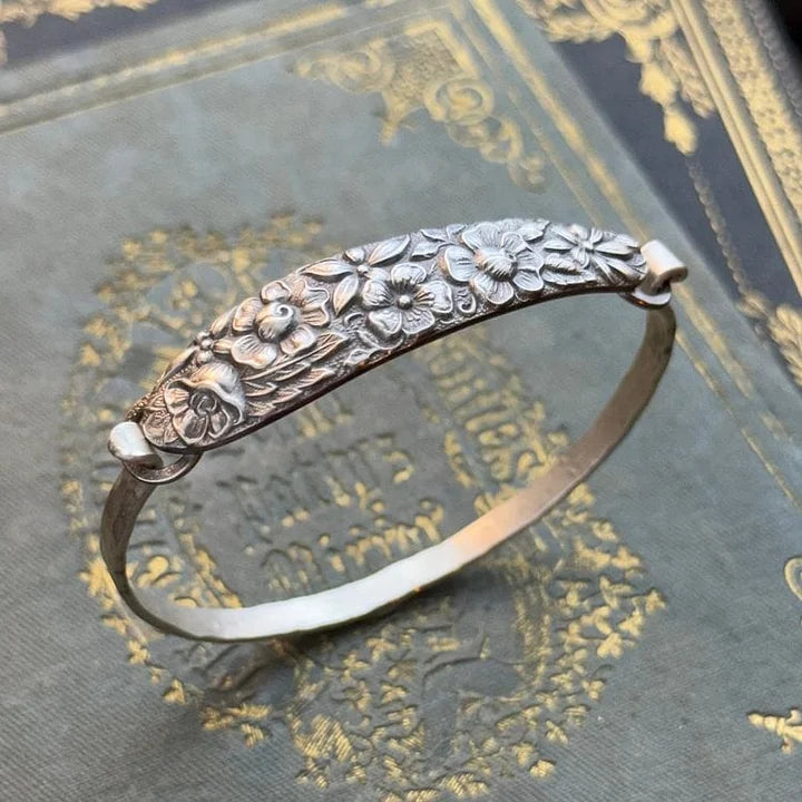 PetalCharm – Oldtimer Armband Aus Silber Mit Blumengravur