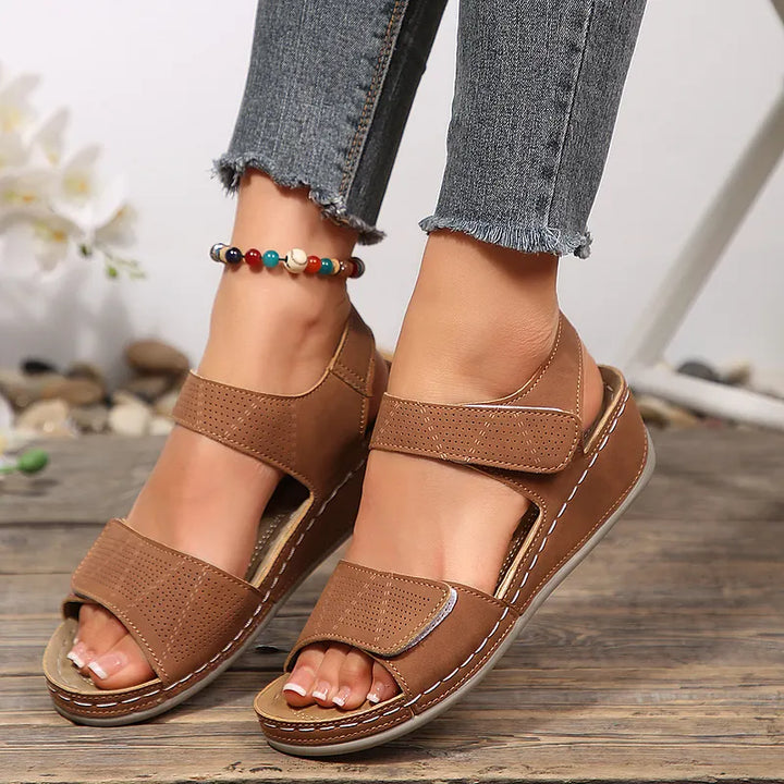 Tanaeva – Bequeme Keilabsatz Sandalen mit Klettverschluss