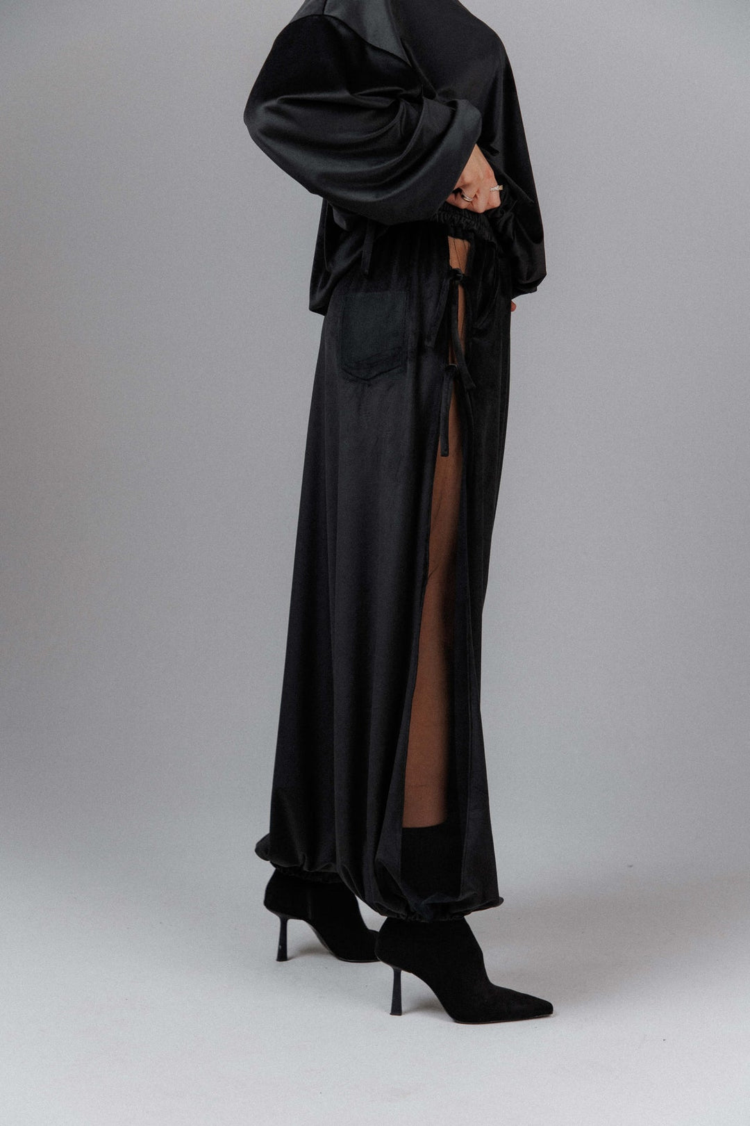 Yuphin – Ballonhose aus Satin mit Seitenschlitz