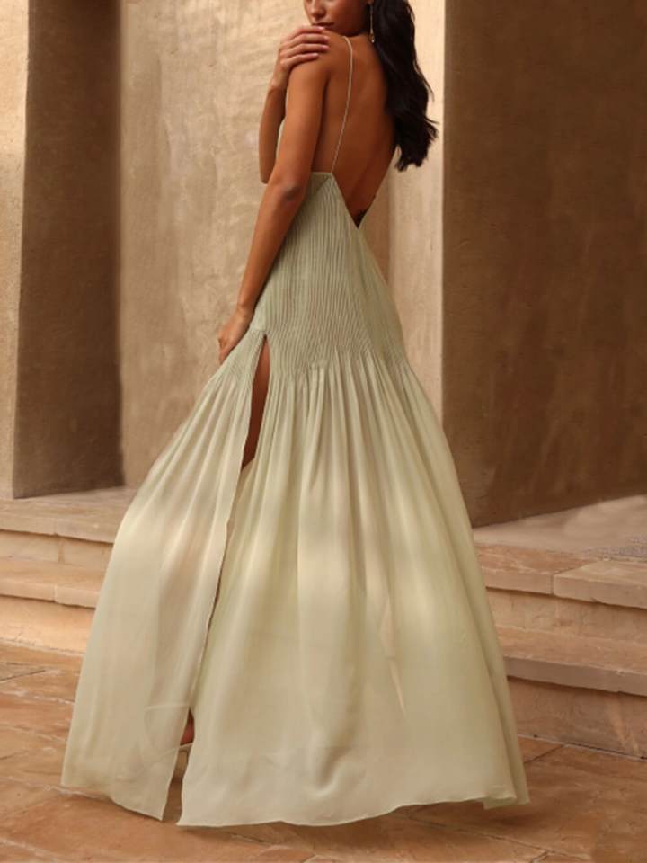 Máriaa – Elegantes Plissiertes Langes Kleid Mit Schlitz Hinten