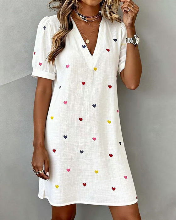 Steinunn – Buntes Kleid Mit Herz drucken Und V-Ausschnitt