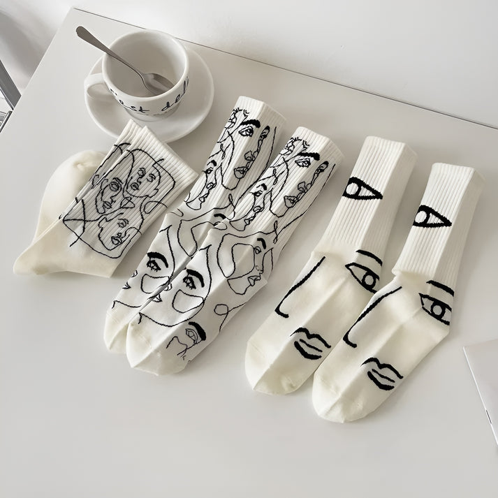 Felizitas – Socken mit abstrakter Linienkunst