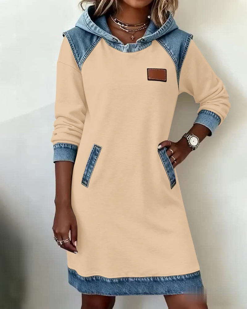 Viktoria – Lässiges Kleid Mit Kapuze und Denim Einsätzen