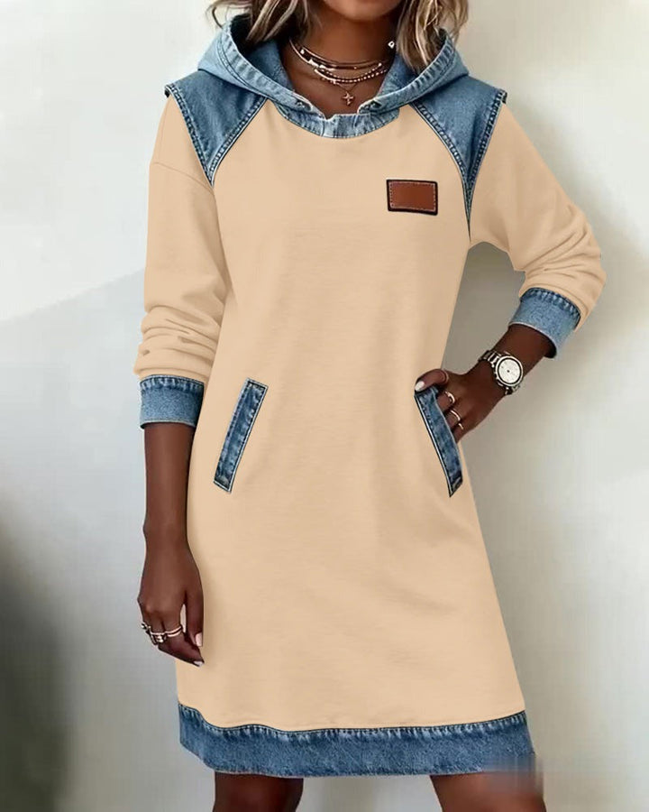 Viktoria – Lässiges Kleid Mit Kapuze und Denim Einsätzen
