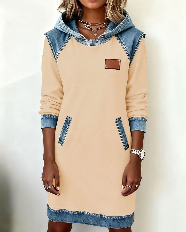 Viktoria – Lässiges Kleid Mit Kapuze und Denim Einsätzen