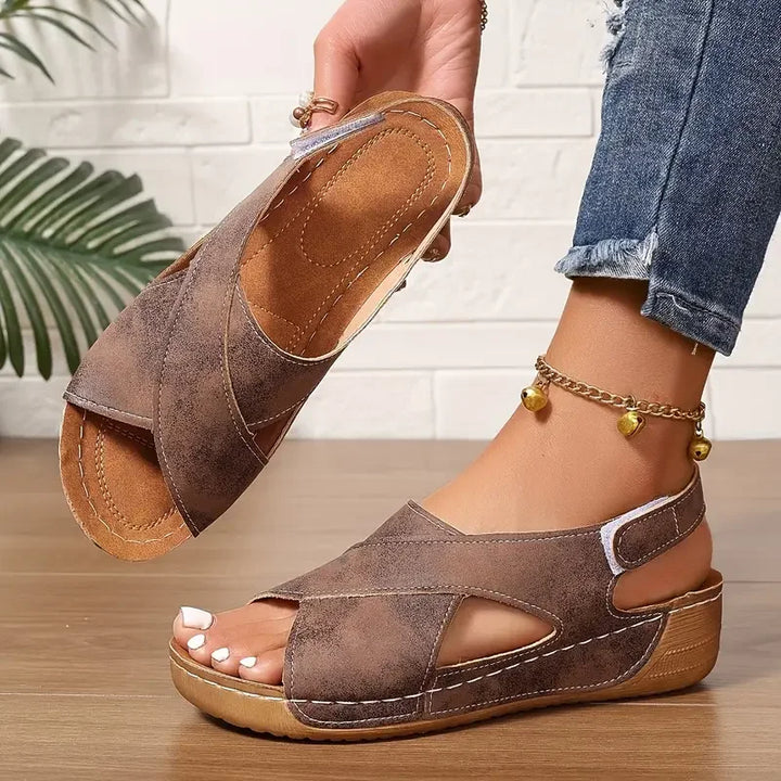 Clarisa - Kreuzriemen Sandale Mit Keilabsatz