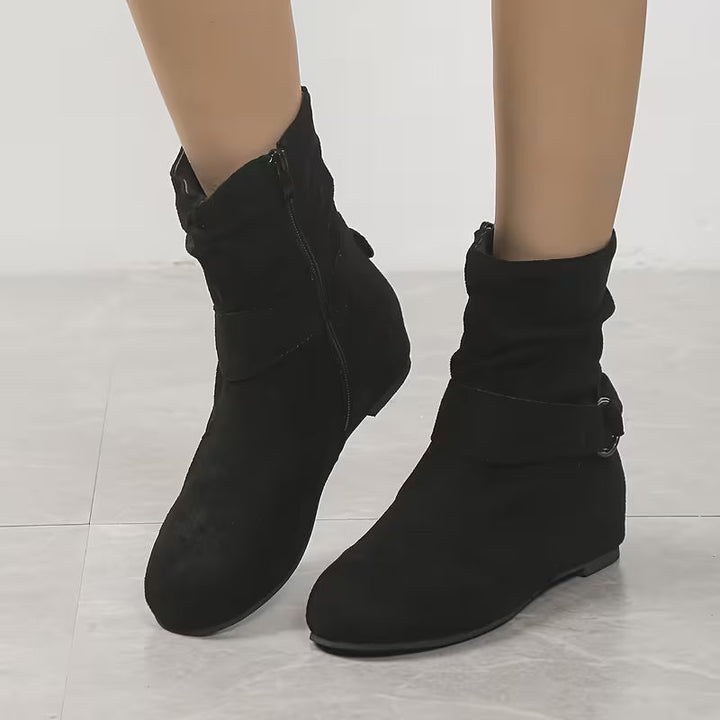 Belynda – Lockere Stiefeletten mit Keilabsatz und Schnallenriemen