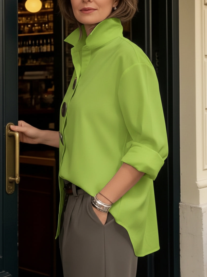 Lyyn – Bluse Mit Hohem Kragen Und Auffälligen Knöpfen