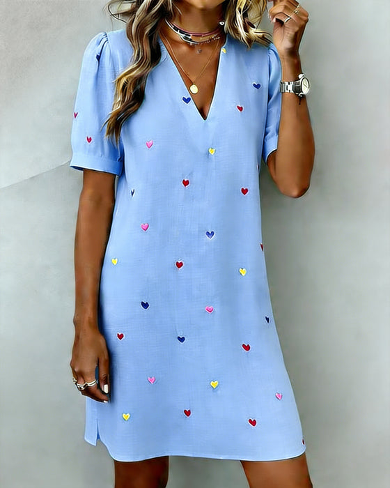Steinunn – Buntes Kleid Mit Herz drucken Und V-Ausschnitt
