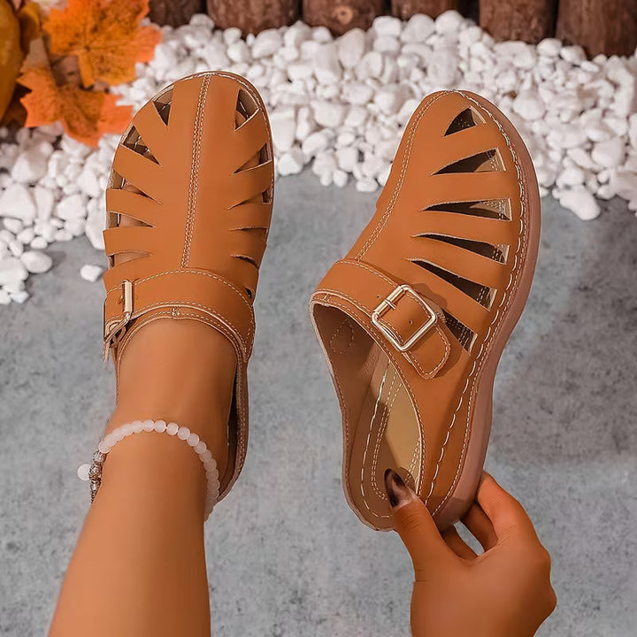 Alvena – Flache Sandalen mit Geschlossener Zehenpartie Ausschnitt Und Schnalle