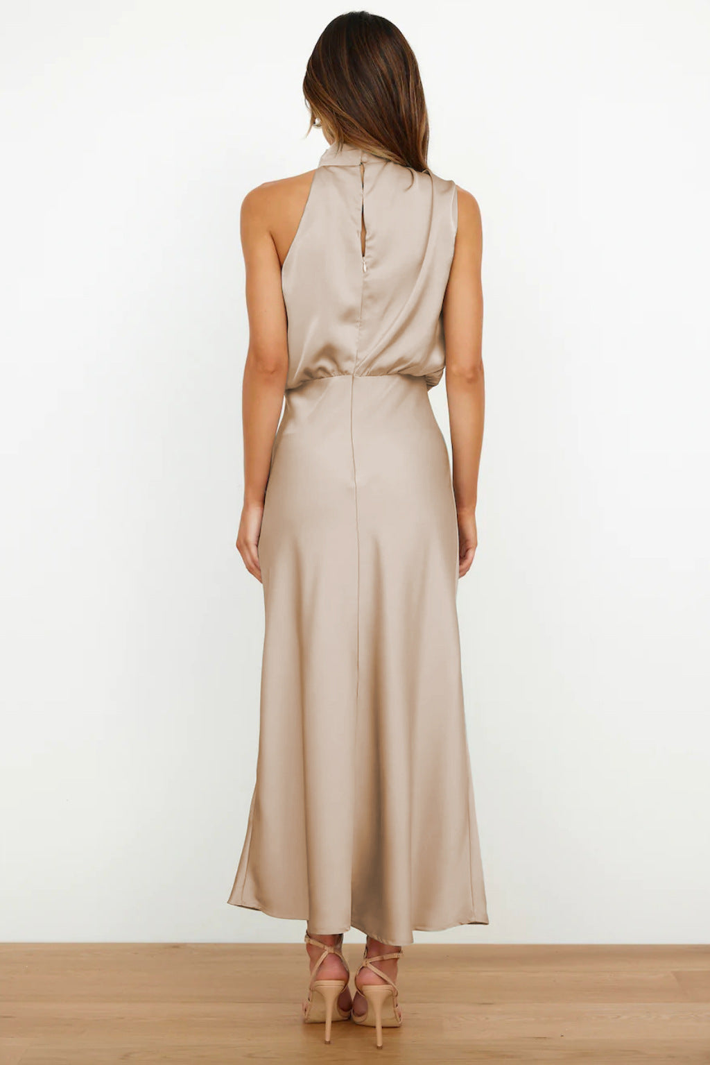 Justyna – Langes Kleid mit Neckholder-Ausschnitt