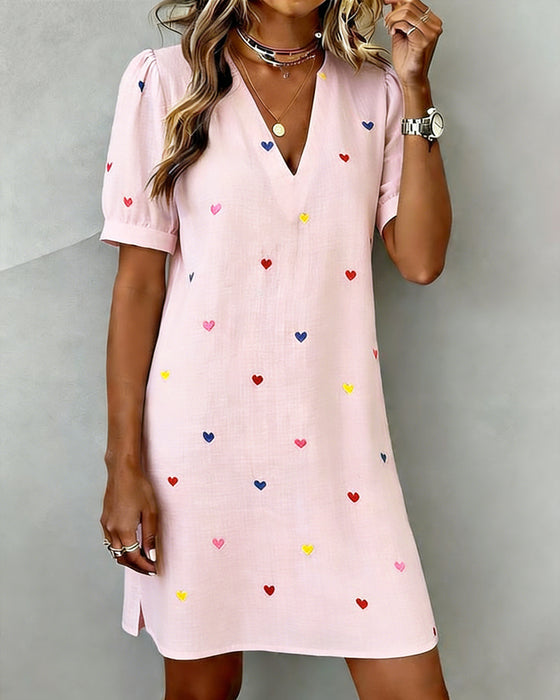Steinunn – Buntes Kleid Mit Herz drucken Und V-Ausschnitt