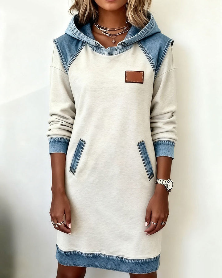 Viktoria – Lässiges Kleid Mit Kapuze und Denim Einsätzen