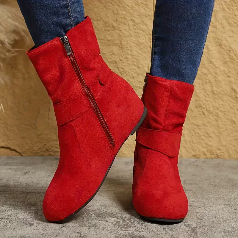 Belynda – Lockere Stiefeletten mit Keilabsatz und Schnallenriemen