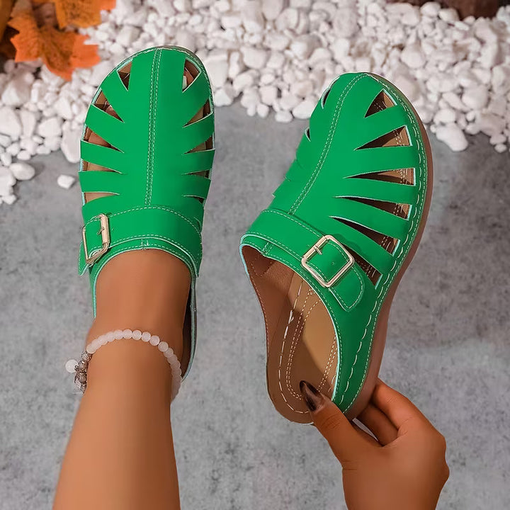 Alvena – Flache Sandalen mit Geschlossener Zehenpartie Ausschnitt Und Schnalle