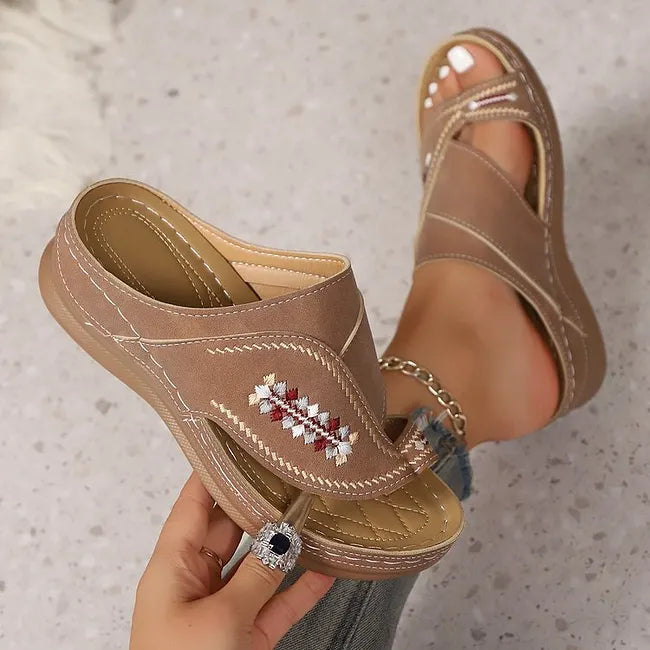 Jacky – Sandalen Mit Keilabsatz Und Bestickter Zehenschlaufe