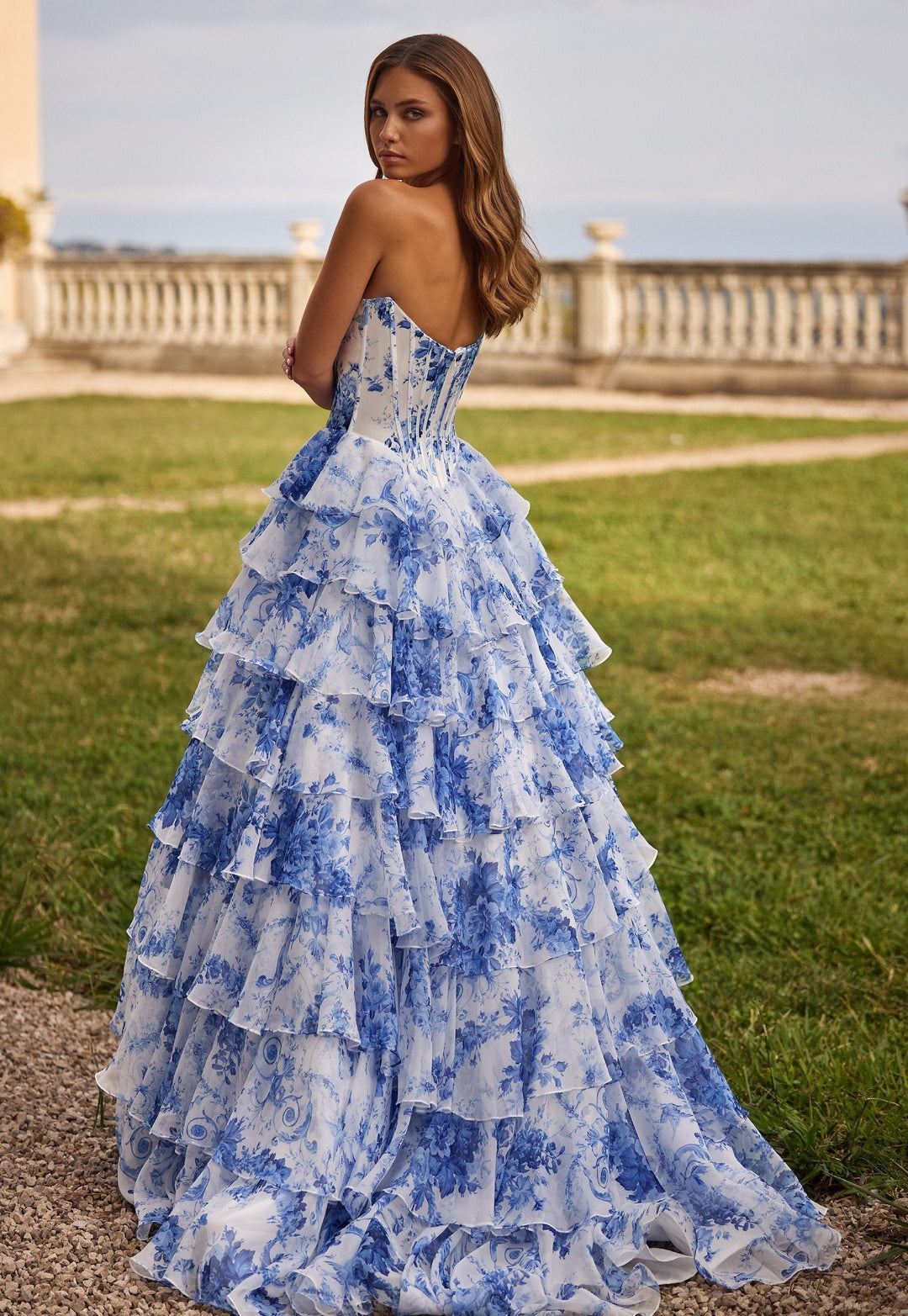 Miolina – Trägerloses Abend Kleid Mit Rüschen Und Lagen Schau