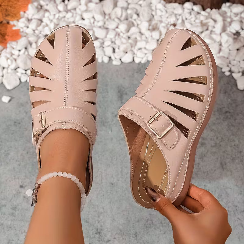 Alvena – Flache Sandalen mit Geschlossener Zehenpartie Ausschnitt Und Schnalle
