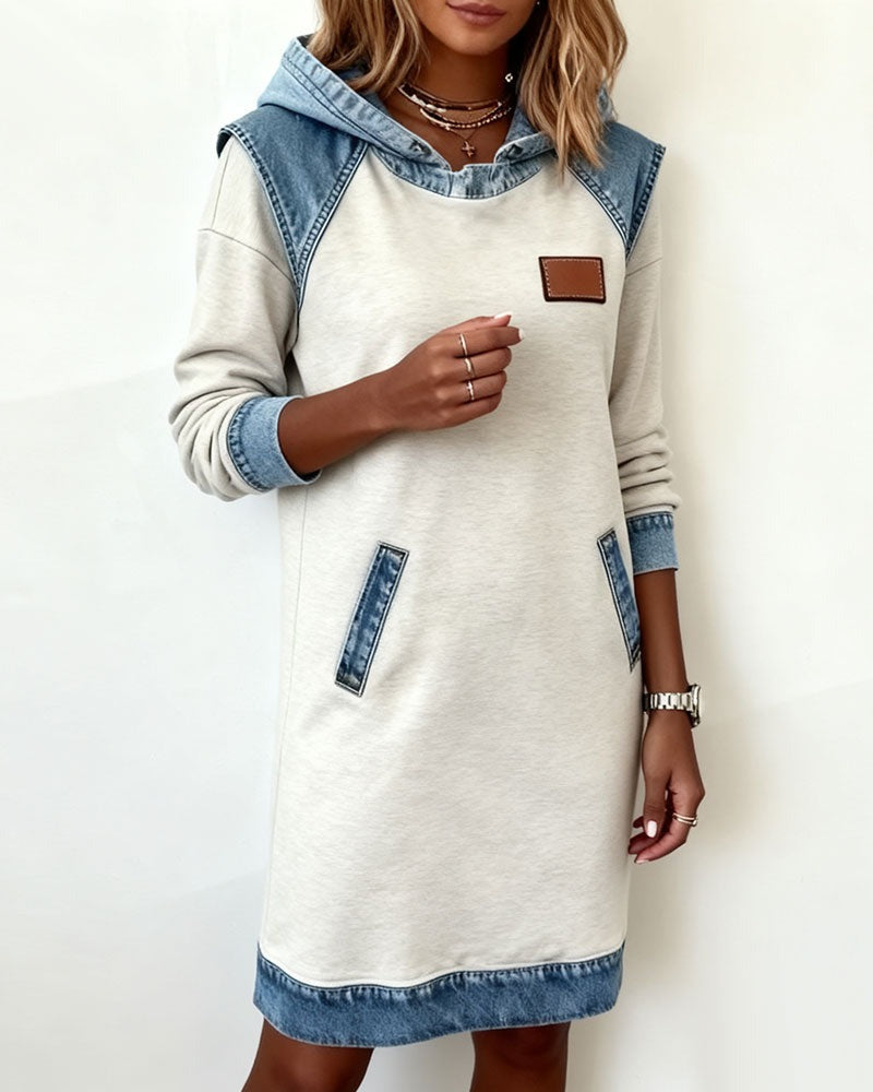 Viktoria – Lässiges Kleid Mit Kapuze und Denim Einsätzen