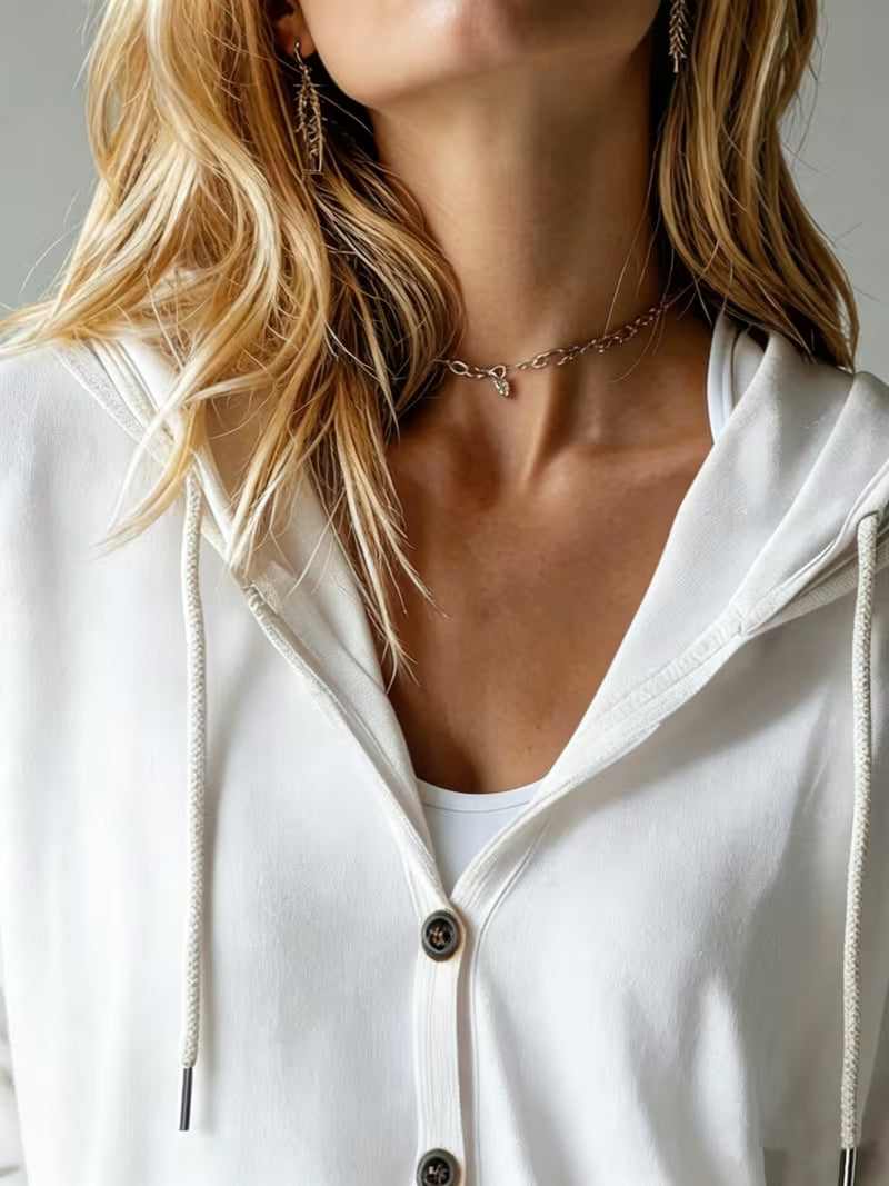 Avila – Langärmelige Strickjacke mit Kapuze und Knöpfen