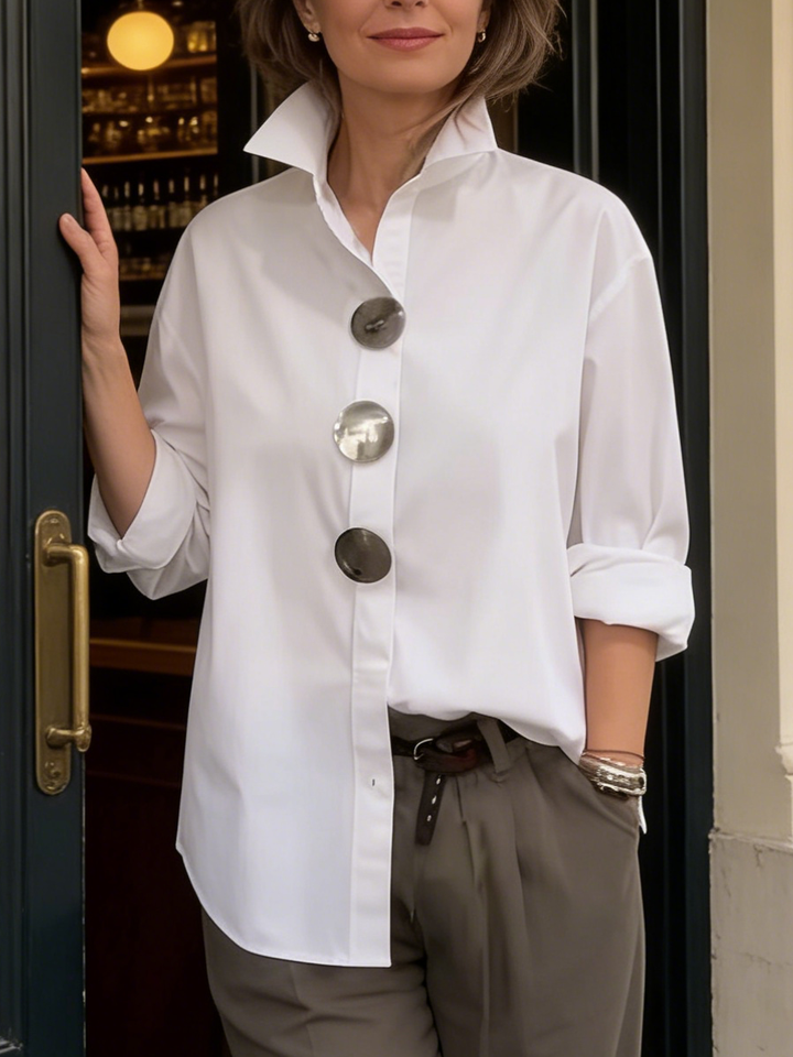 Lyyn – Bluse Mit Hohem Kragen Und Auffälligen Knöpfen