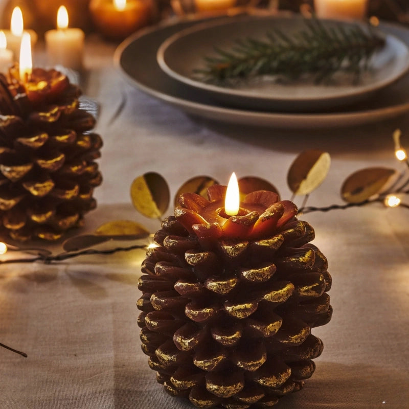 ForestFlame – Stimmungsvolle, Flammenlose Kerze in Tannenzapfenform