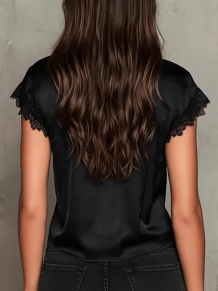 Neeta – Top mit V-Ausschnitt und Satin-Spitzenbesatz