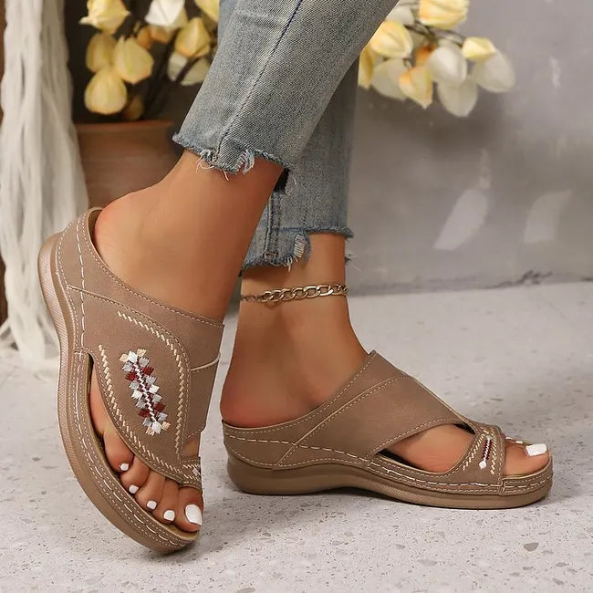Jacky – Sandalen Mit Keilabsatz Und Bestickter Zehenschlaufe