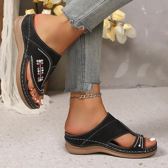 Jacky – Sandalen Mit Keilabsatz Und Bestickter Zehenschlaufe