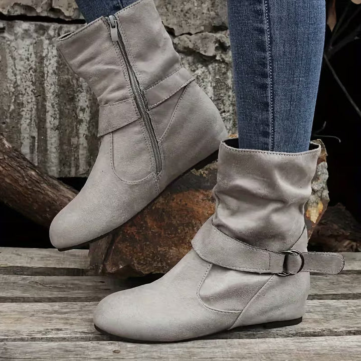 Belynda – Lockere Stiefeletten mit Keilabsatz und Schnallenriemen