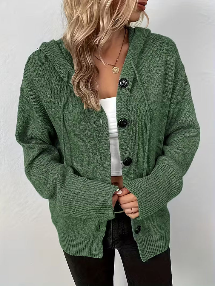 Karalina – Strickjacke Mit Kapuze, Knopfleiste Und Zopfmuster