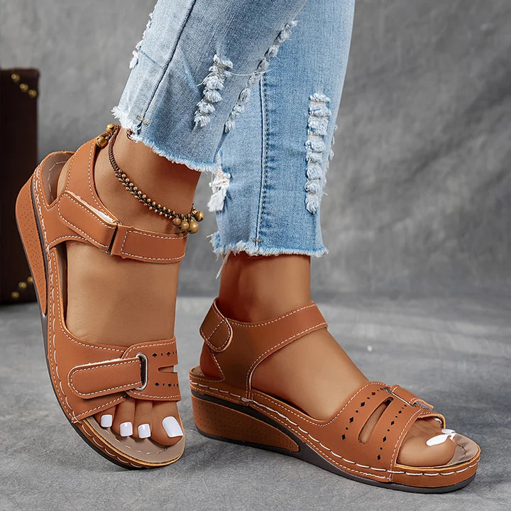Genelia – Stilvolle orthopädische Sandalen