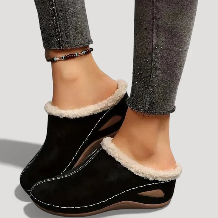 Achly – Plüsch Jeans Plateau Hausschuhe