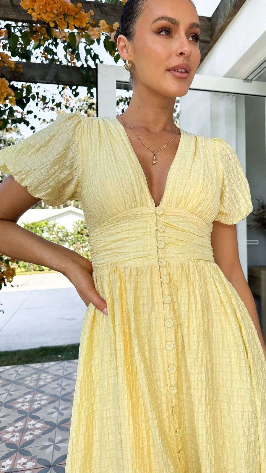 Sneja – Elegantes Knopf Kleid Mit Puffärmeln