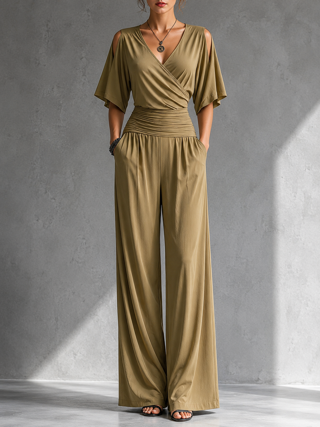 Greene – Jumpsuit mit Wickelausschnitt, Cold-Shoulder-Details und weitem Bein