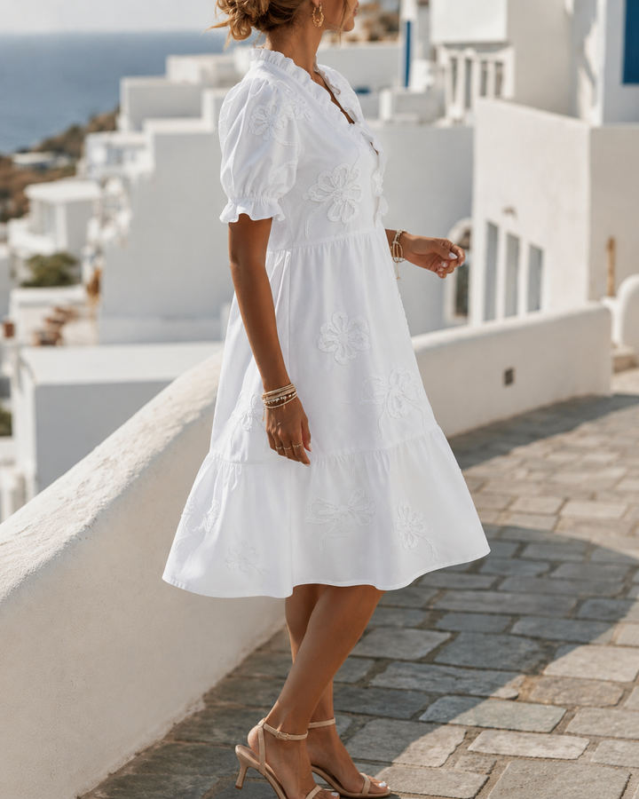 Nija – Kleid mit V-Ausschnitt und Rüschen