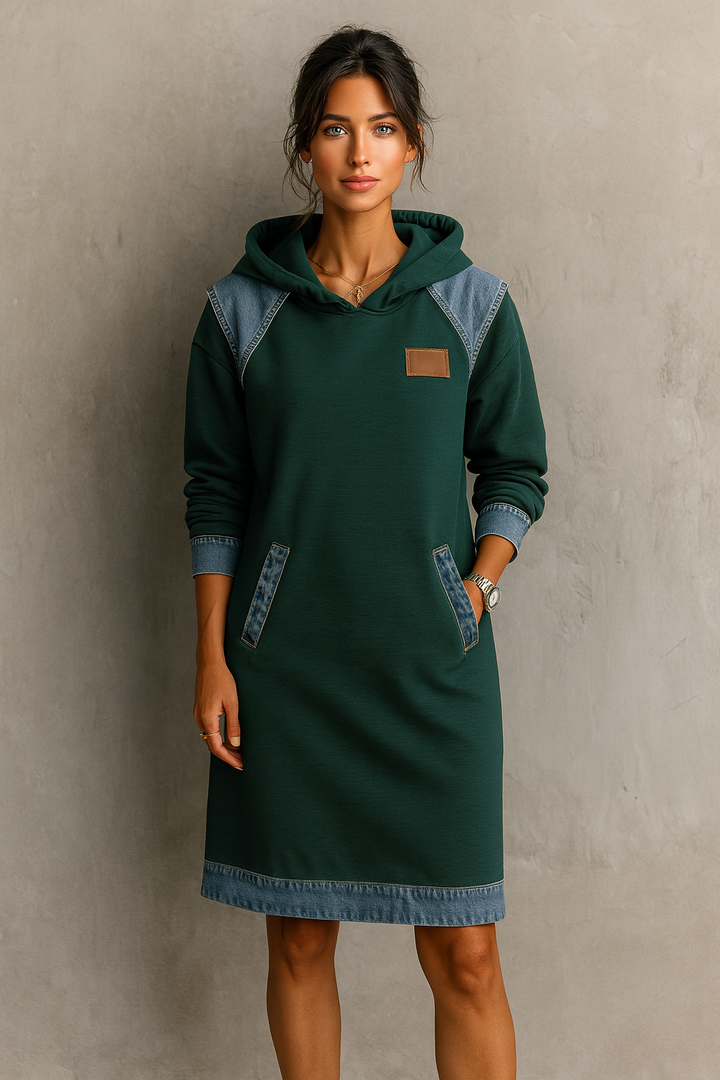 Viktoria – Lässiges Kleid Mit Kapuze und Denim Einsätzen