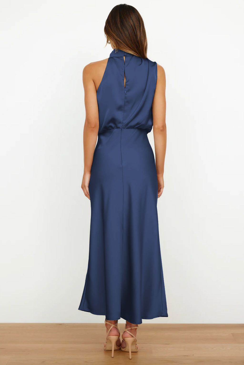 Justyna – Langes Kleid mit Neckholder-Ausschnitt
