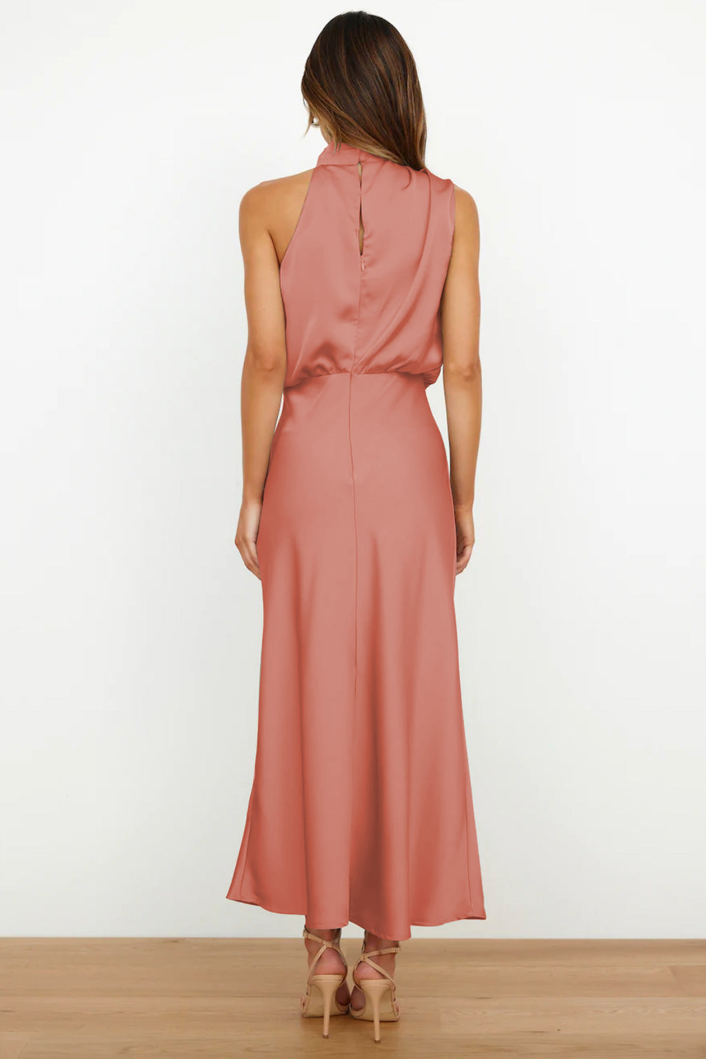 Justyna – Langes Kleid mit Neckholder-Ausschnitt